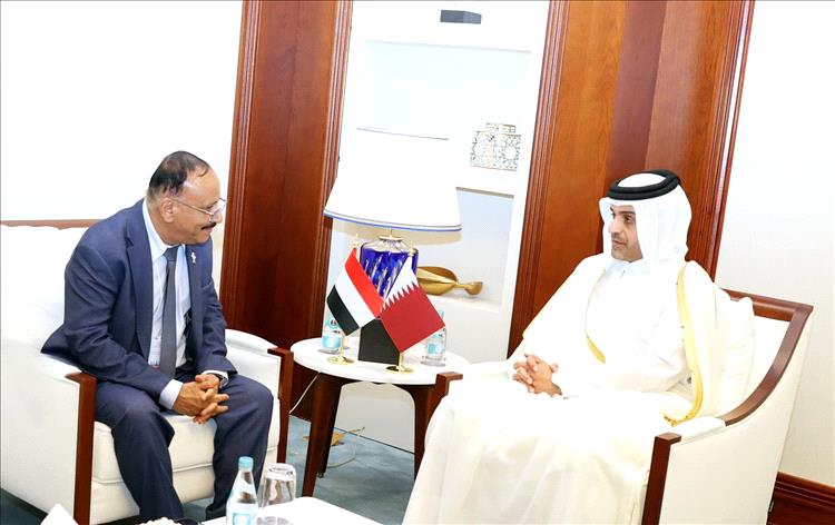 وزير النقل يلتقي نظيره القطري لبحث اوجه التعاون المشترك ويتقدم بطلب فتح الرحلات الجوية بين مطاري عدن وحمد الدوليين