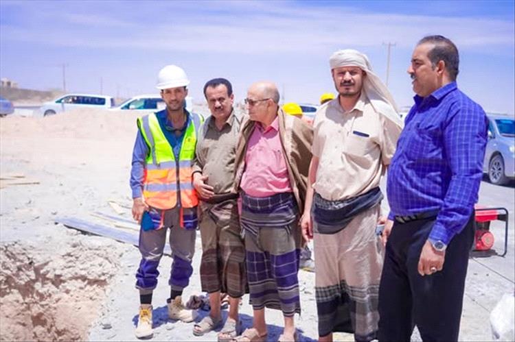 وكيل وزارة الزراعة يشيد بمستوى الإنجاز في مشروع الطاقة الشمسية بمدينة عتق