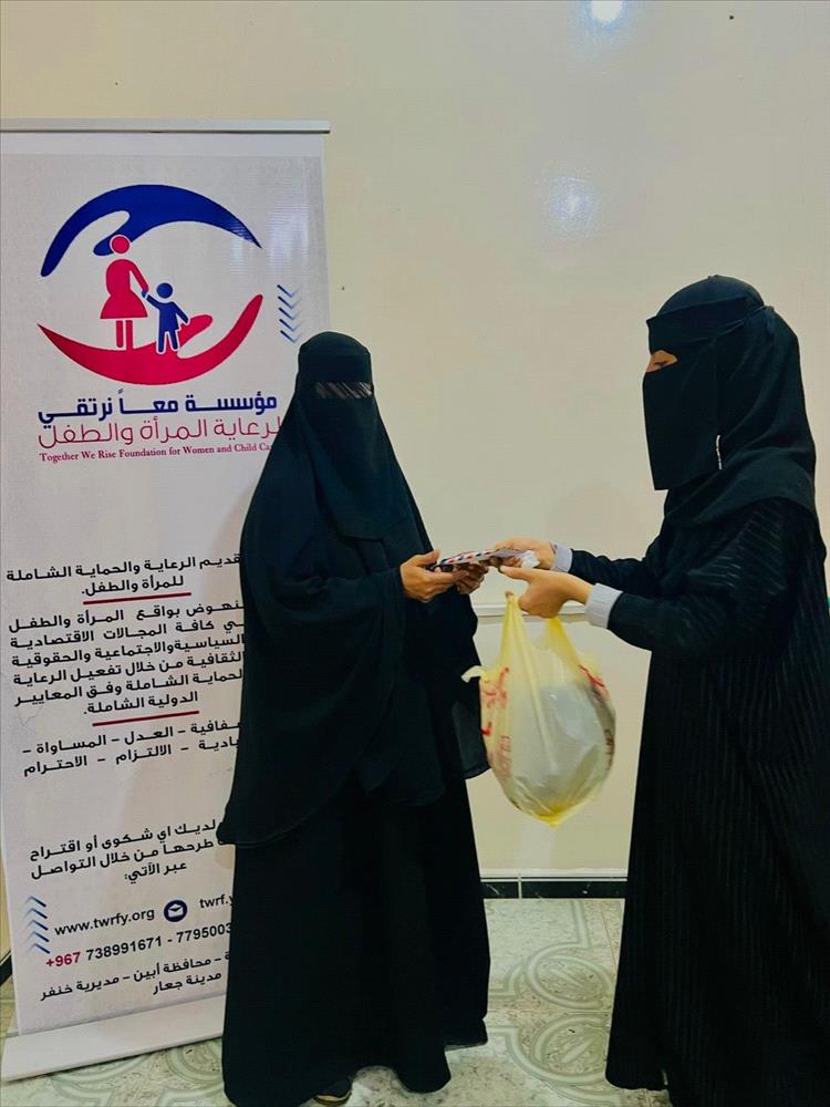 معًا نرتقي توزع مستلزمات نسائية ومبالغ مالية لـ 45 امرأة في خنفر بالشراكة مع اتحاد نساء اليمن – أبين