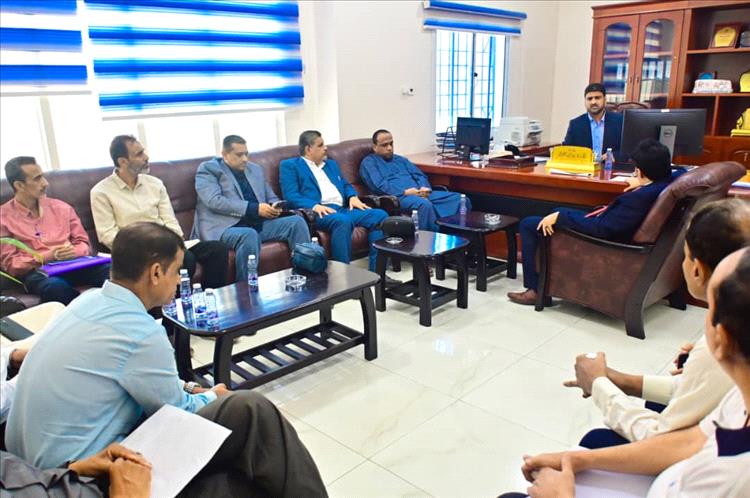 المدير التنفيذي لشركة النفط اليمنية يتفقد سير العمل بفرع حضرموت الوادي والصحراء