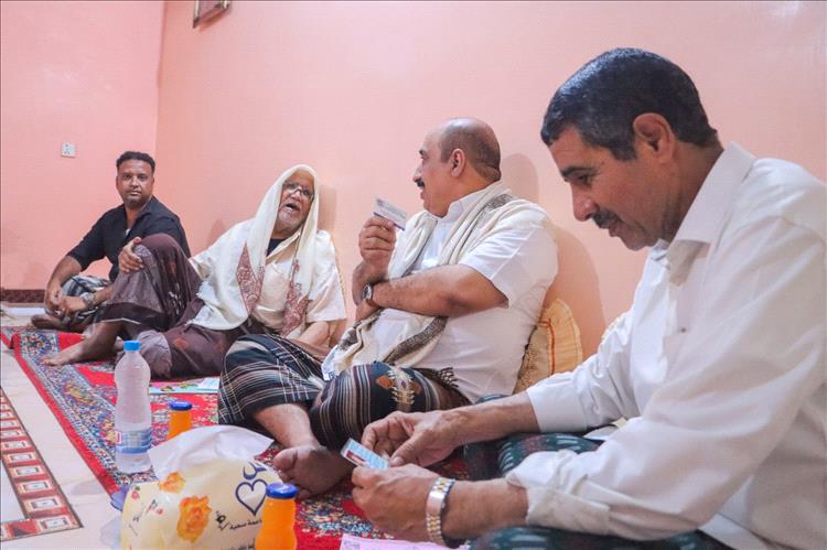 مدير تربية ساحل حضرموت يزور الرائد التربوي عبد العزيز محمد باسعد ويشيد بعطاءاته التربوية والتعليمية