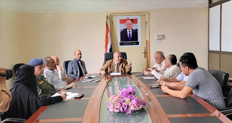 إجراءات عقابية بالمتسببين برمي مخلفات المباني في مصارف السيول