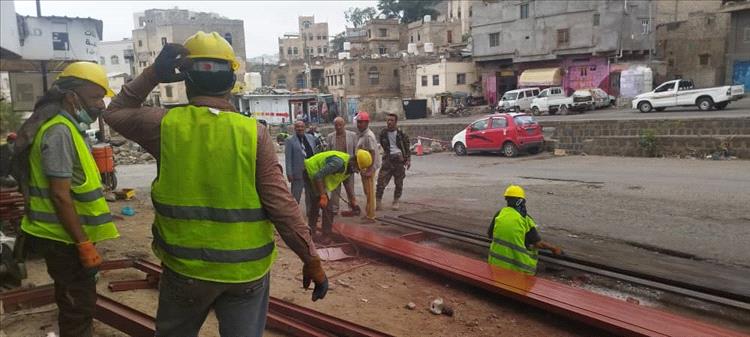 مدير عام المظفر يدشن مشروع تغطية السوائل وعبارات السيول بالشبوك الحديدية