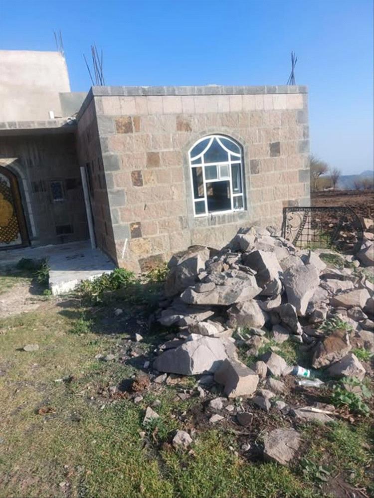 عصابة مسلحة تحرق منزل تربوي في إب