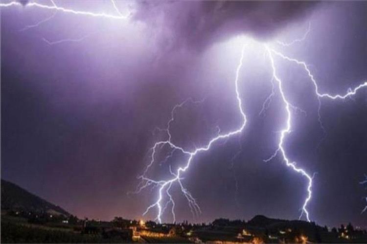 توقعات بهطول أمطار رعدية ورياح على عدة محافظات