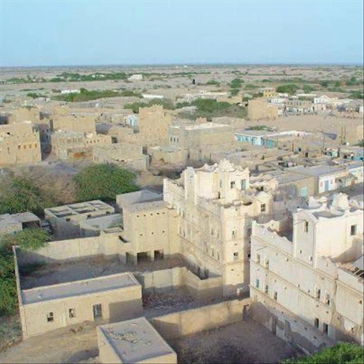 مصادر عدن الغد: جنوح سفينة قبالة سواحل أحور بعد خلاف مع صيادين محليين