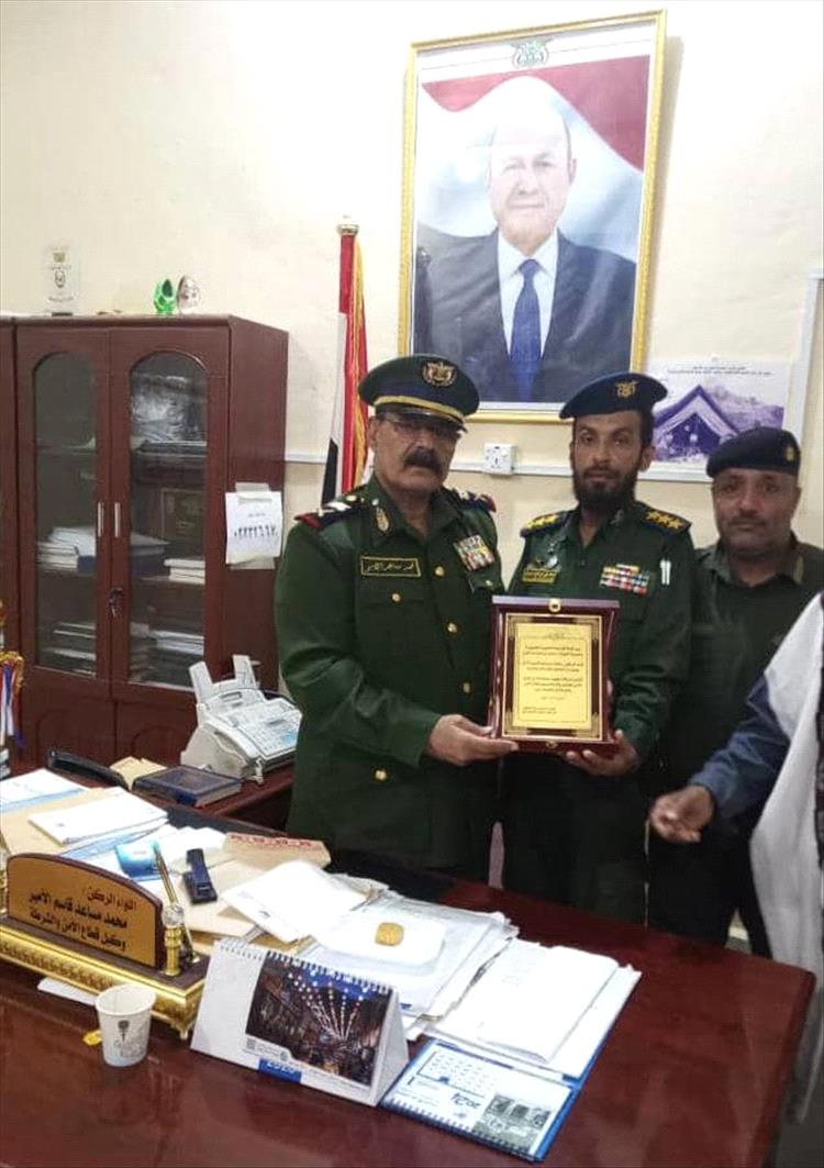 قائد المقاومة الجنوبية بالمنصورة ونائب قائد المنطقة الثامنة أمن عدن يكرم وكيل وزارة الداخلية لقطاع الامن والشرطة