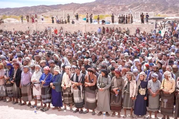 شبوة تودع الشيخ عوض بن عشيم.. وقيادة السلطة المحلية تشارك في صلاة الغائب وتقديم واجب العزاء