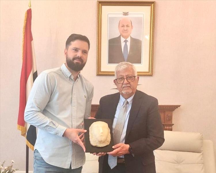 اليمن يتسلم قطعة أثرية قتبانية يعود تاريخها إلى 100 سنة قبل الميلاد