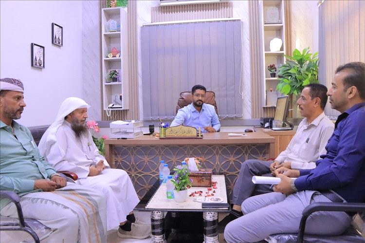 فرع المركز الوطني لنقل الدم وأبحاثه بحضرموت الوادي يتسلم دعم مالي من ورثة / ليلى سالم المطوع