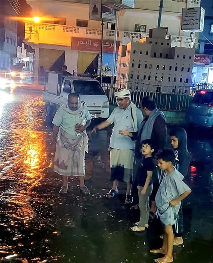 مدير عام عتق يتفقد عملية تصريف مياه الأمطار التي شهدتها المدينة