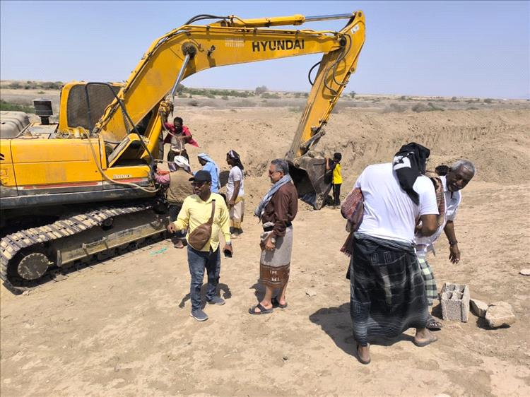 وكيل وزارة الزراعة يتفقد سير العمل في عبر الجديد بمنطقة جول يماني بلحج