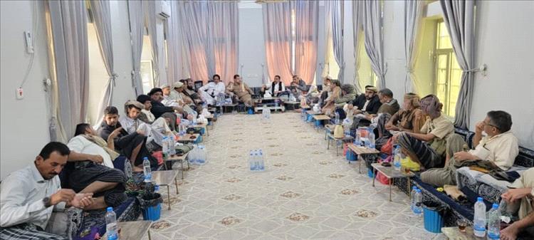 قيادة السلطة المحلية والأمنية والعسكرية بشبوة تستقبل قبائل بن حشيش وتقدم العزاء في الفقيد المجني عليه سليم دويس