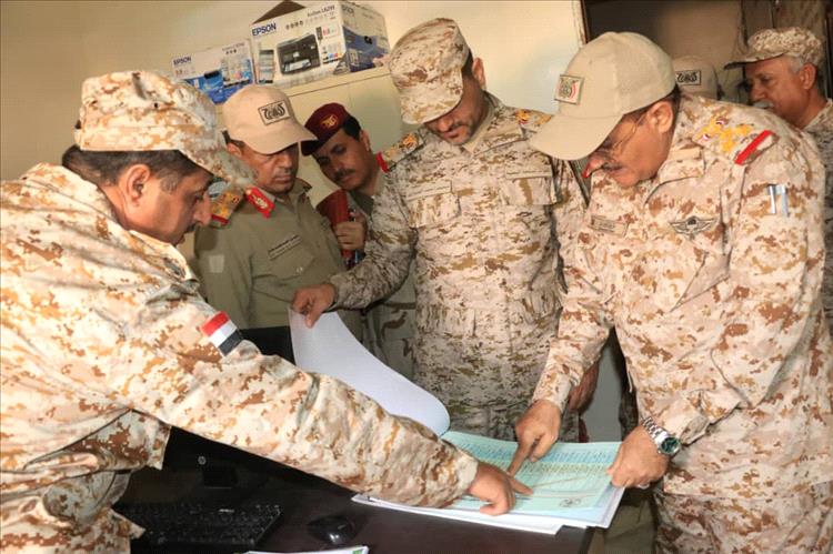 نائب رئيس هيئة القوى البشرية يزور دائرة شؤون الضباط ويشيد بمستوى الأداء والتنظيم الإداري