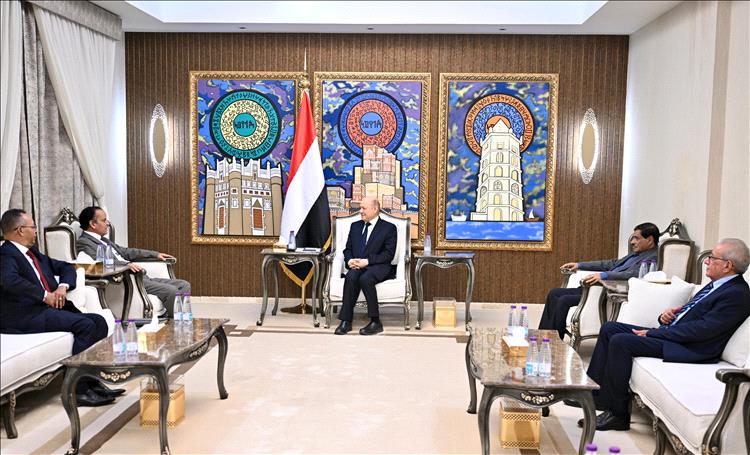 رئيس مجلس القيادة يشيد بالتطور الذي تشهده العلاقات اليمنية الموريتانية