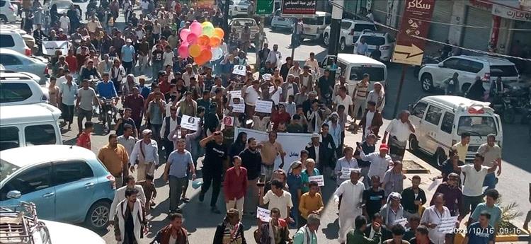 تظاهرات حاشدة في تعز تطالب بوقف الانهيار الاقتصادي وتهاجم الحكومة