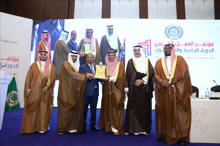 اتحاد عمال السعودية يمنح وزير الشؤون الاجتماعية والعمل الدكتور الزعوري درع الاتحاد تقديرا لإسهاماته المتميزة