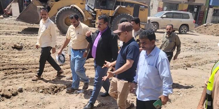 مدير عام المنصورة يدشن مشروع إعادة تأهيل شارع تقاطع الكثيري - السوق المركزي للخضروات