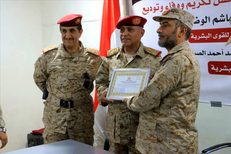 بن عزيز يشهد مراسم الاستلام والتسليم في هيئة القوى البشرية ويؤكد أهمية المرحلة المقبلة