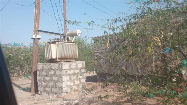 عودة الكهرباء إلى منطقة الإسكان الأعلى بمدينة الملاح بعد انقطاع دام عاماً ونصف