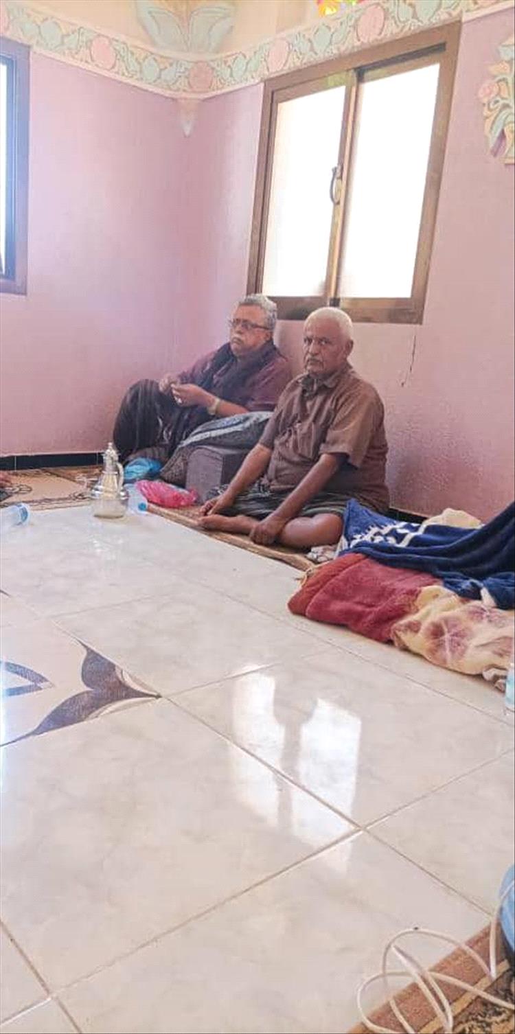 مدير أمن ميفعة المقدم ناصر البوبكري يزور شقيق الشيخ عوض المرضوف  ويطمئن على صحته