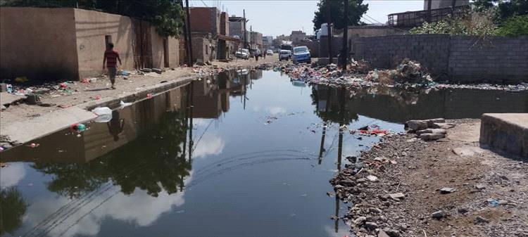 سكان أحياء الممدارة يستغيثون من طفح مياه المجاري والصرف الصحي في الشوارع
