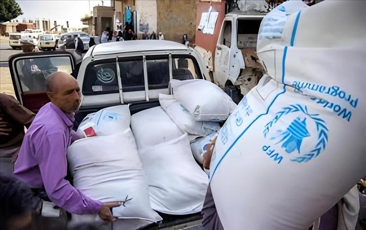 في ظل الجوع المتصاعد... الأمم المتحدة توقف توزيع الغذاء بمناطق الحوثيين بعد "استيلاء صادم" على مخازن المساعدات
