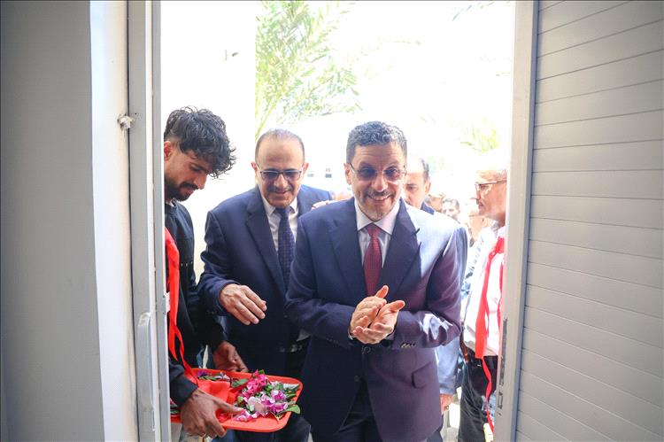 رئيس الوزراء يفتتح في عدن مبنى المجلس الطبي الأعلى