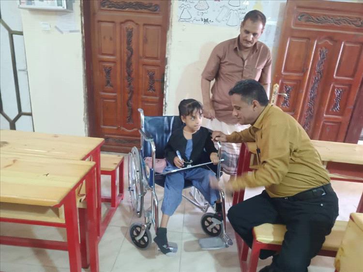 مدير إدارة التربية بردفان يزور جمعية ذوي الاحتياجات الخاصة ويتفقد سير الدراسة للدارسين من المعاقين حركيًا