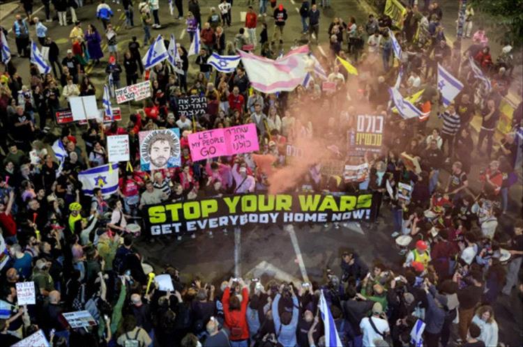 آلاف الإسرائيليين يتظاهرون في تل أبيب مطالبين بإقالة نتنياهو