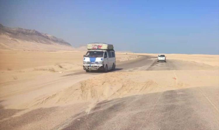 الكثبان الرملية في ساحل لمبح بميفع تُعيق حركة السير على الخط الدولي المكلا - شبوة - عدن