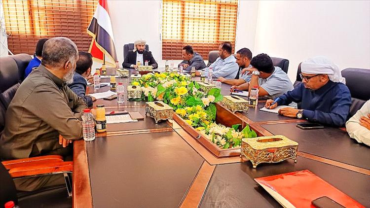 لقاء في عدن يناقش آليات نقل حجاج اليمن لموسم ١٤٤٦هـ
