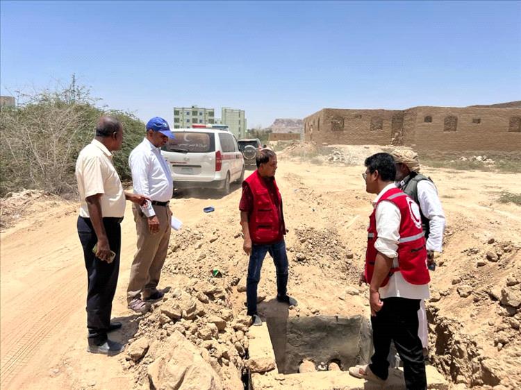 مدير عام المؤسسة المحلية للمياه بوادي حضرموت ورئيس جمعية الهلال الاحمر بحضرموت يتفقدان مشروع شبكة السحيل الغربي بمدينة سيئون