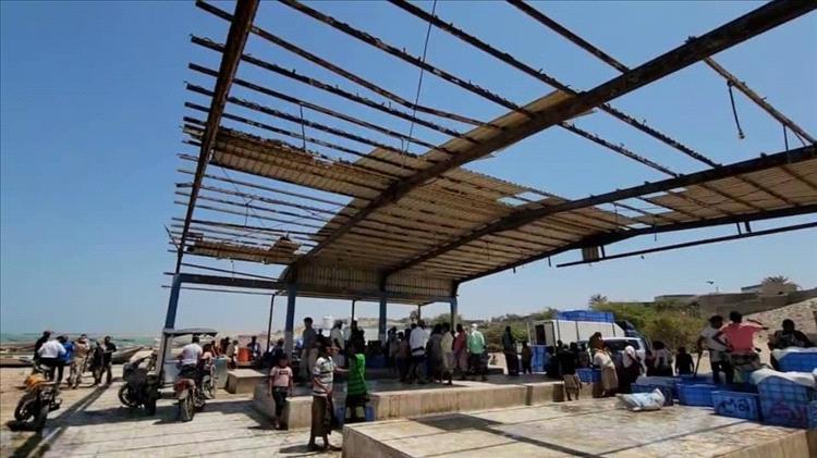 الصليب الأحمر الدولي تنفذ مشاريع تطويرية في مركز الإنزال السمكي بالقطابا
