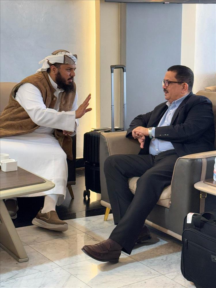 القائد أبو البراء يشيد بجهود مدير الخطوط الجوية اليمنية
