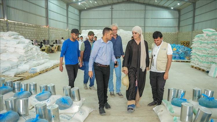 وفد من برنامج الأغذية العالمي WFP يطلع على سير توزيع المساعدات الغذائية للدورة الثانية لعام 2025 في مديرية الوادي بمأرب