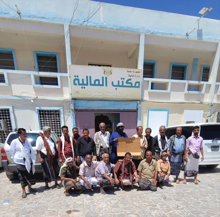 نقابة مكتب المالية بشبوة تقيم وقفة احتجاجية و تعلن الأضراب عن العمل