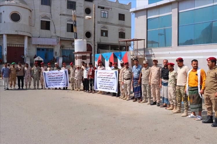 ضباط الدفعة الثانية جامعيين خريجي الكلية الحربية عدن ينقدون وقفة احتجاجية امام بوابة معاشيق