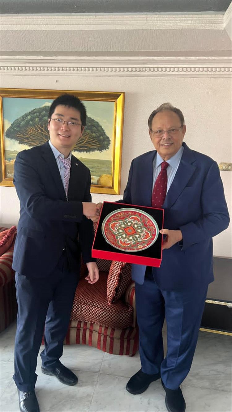 لقاء الرئيس علي ناصر محمد مع مندوب تلفزيون الصين المركزي