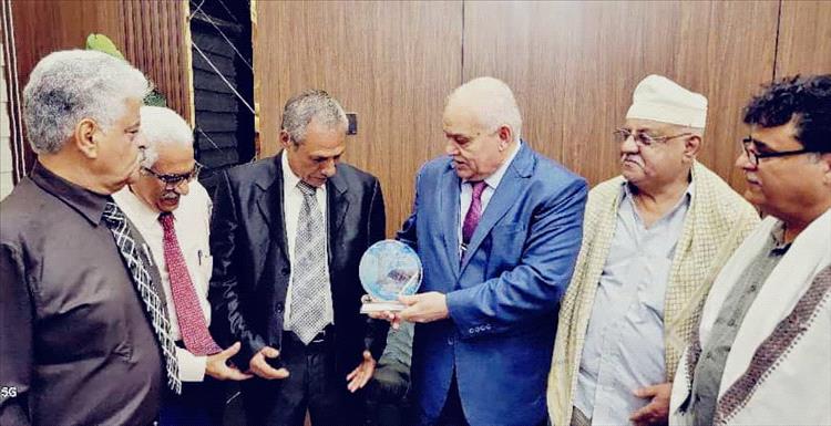 وزارة الخدمة المدنية تكرم الرجل الإداري علوان نظير ماقدمه من خدمات طيلة 40 عاما