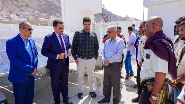 الأمين العام لمحلي حضرموت يدشّن مشروع الطاقة الشمسية بمستشفى الأمومة والطفولة بالمكلا