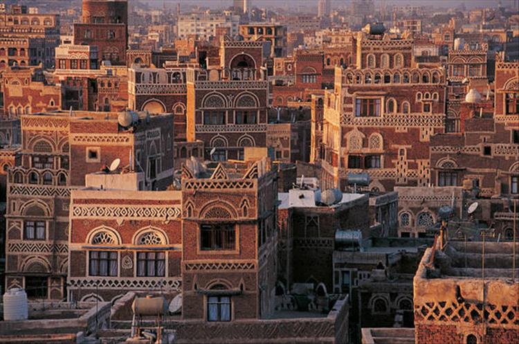 تحذيرات من شراء عقارات وأملاك منهوبة يروج لها قادة جماعة الحوثي قبيل رحيلهم المرتقب