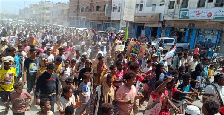 حضور جماهيري وشبابي كبير في الوقفة التضامنية مع قيادة ومنتسبي جهاز مكافحة الإرهاب م/ أبين في جعار.