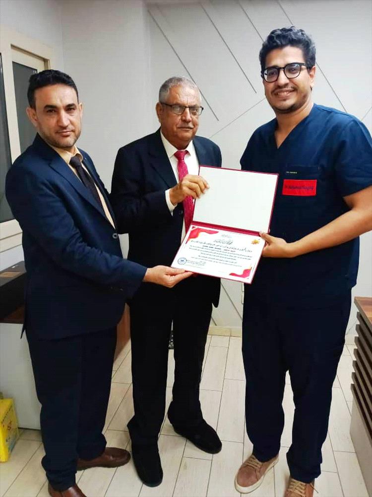 الشيخ المفلحي يكرم الدكتور الحجاج نظيراً لما قدمه من جهود مبذولة طوال رحلته العلاجية