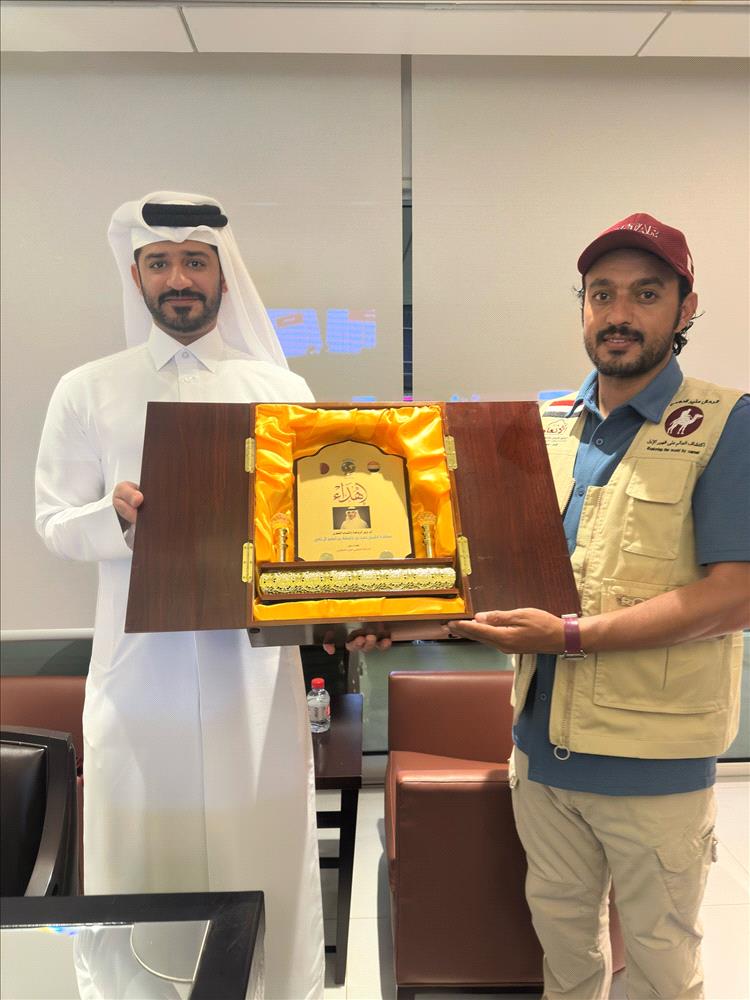 الرحّال اليمني منير الدهمي يهدي وزارة الرياضة القطرية درع شكر وعرفان