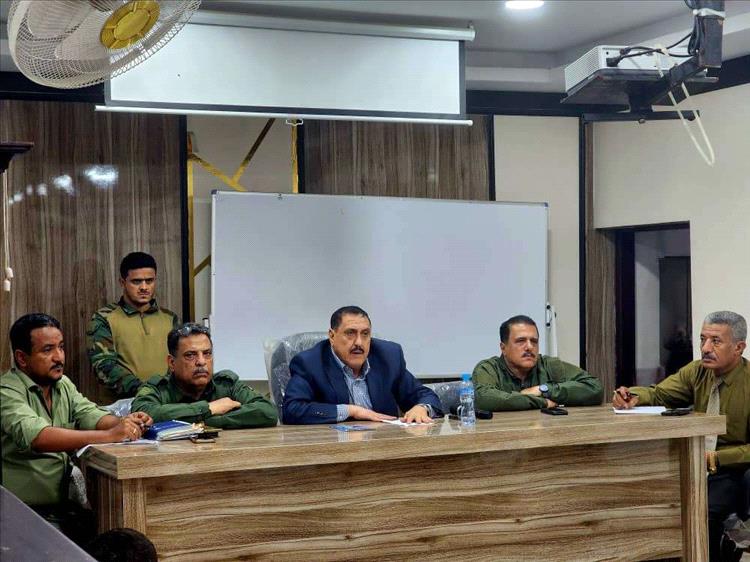 اللواء الشعيبي يترأس اجتماعا هام بمدراء شركات ومنشآت الصرافة بالعاصمة عدن.
