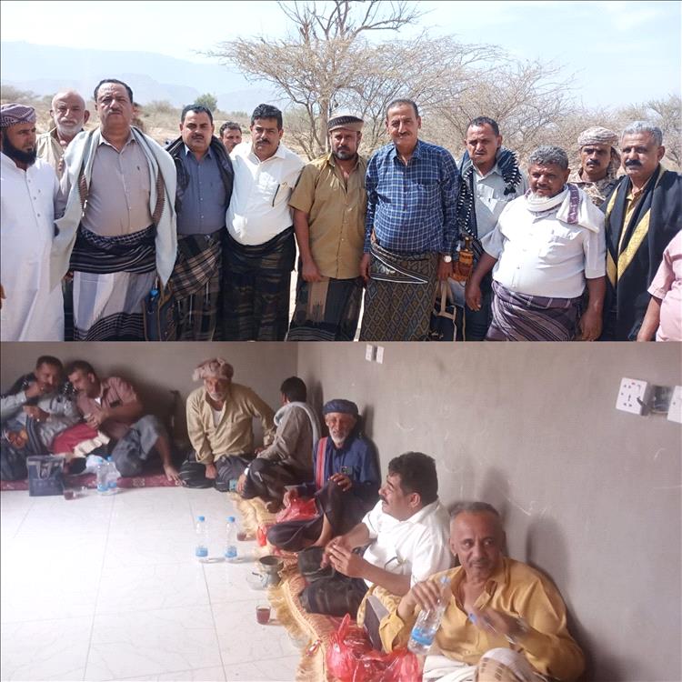 قيادات عسكرية تقوم بتقديم واجب العزاء إلى النقيب ناصر احمد مبروك بوفاة والده في منطقة امعين بأبين