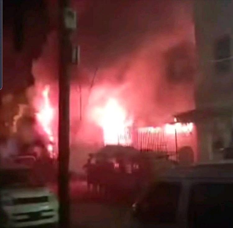 حريق هائل يلتهم مخبازة الخير في مدينة المعلا بالعاصمة المؤقتة عدن فجر اليوم