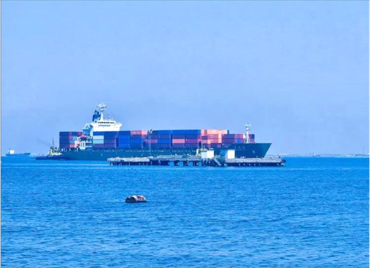 ميناء عدن يواصل تعافيه التجاري بوصول باخرة حاويات تابعة للخط الملاحي العالمي CMA CGM