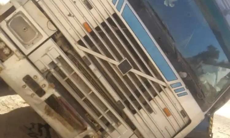 انقلاب قاطرة أخشاب يتسبب في توقف حركة المرور بين ذمار والحديدة